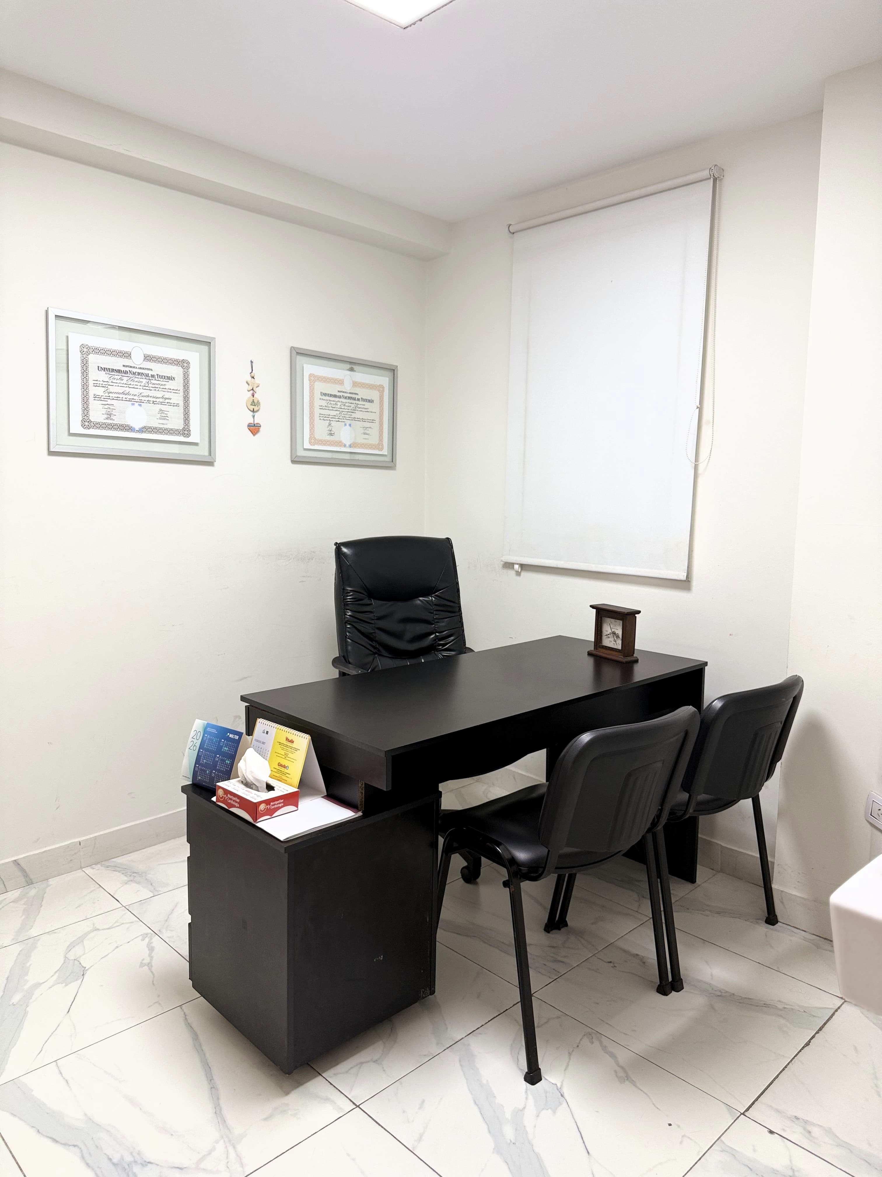 Consultorio médico con escritorio y equipamiento en CMV Centro Médico
